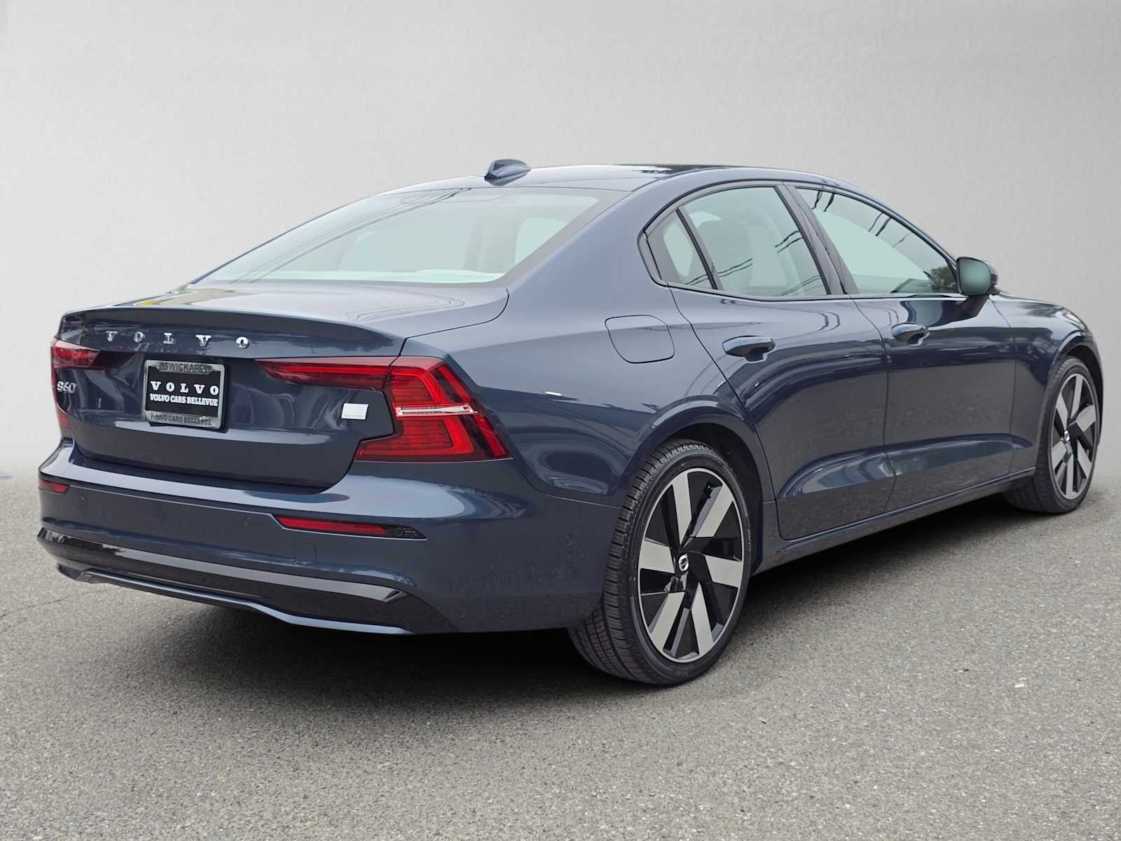 2024 Volvo S60 Recharge Plug-In Hybrid Plus Dark Theme
