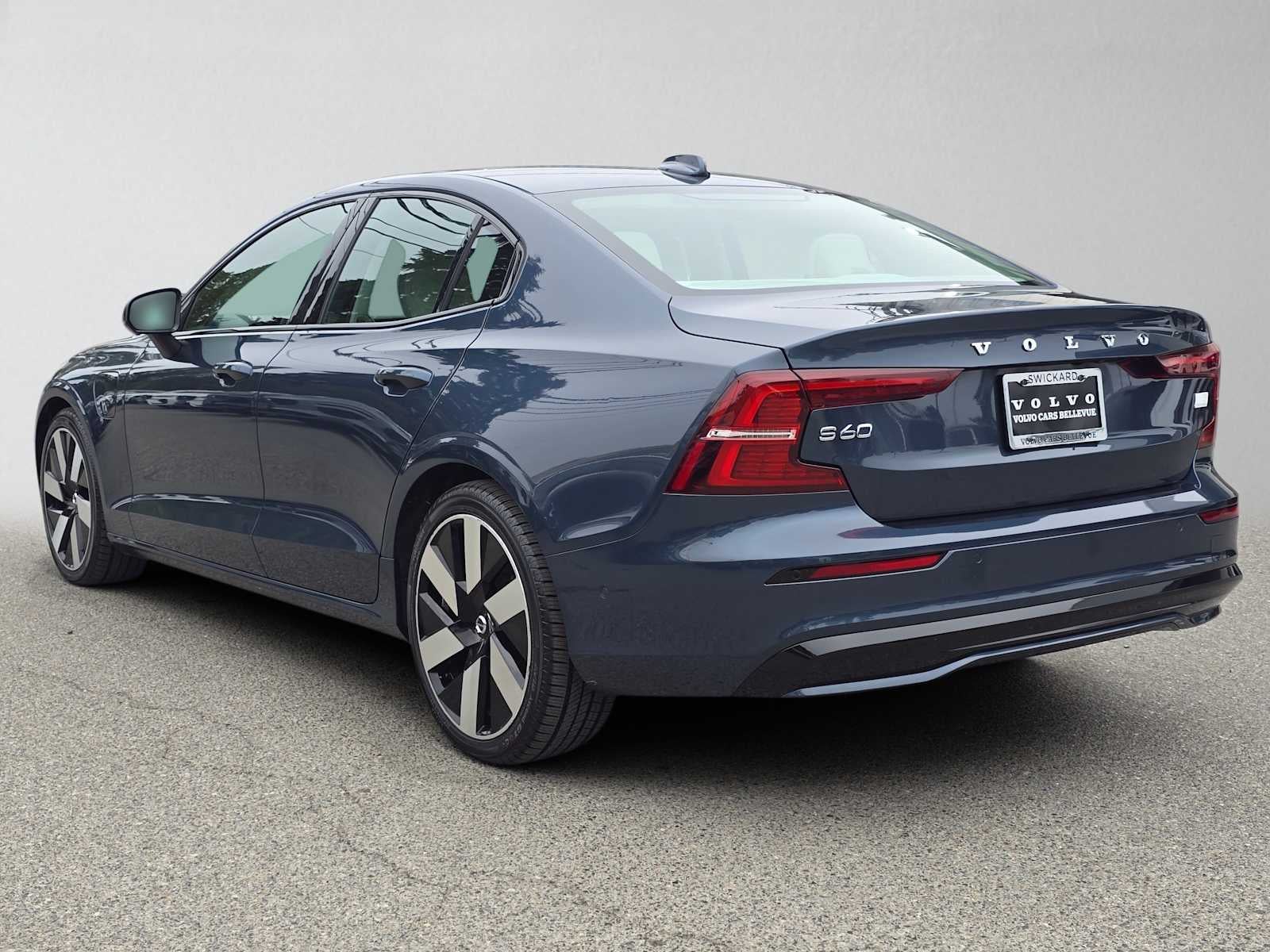 2024 Volvo S60 Recharge Plug-In Hybrid Plus Dark Theme