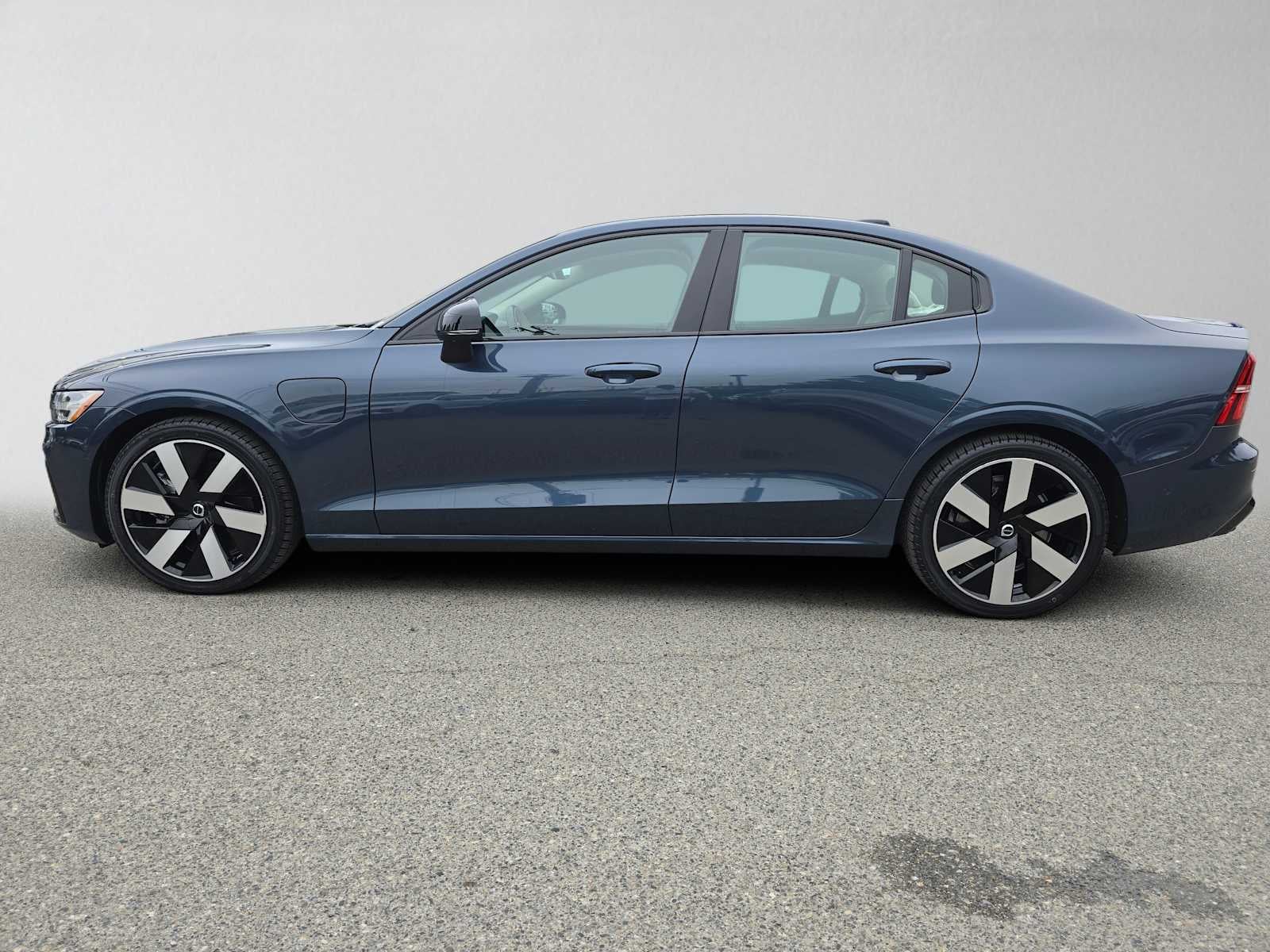 2024 Volvo S60 Recharge Plug-In Hybrid Plus Dark Theme