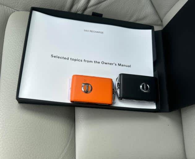 2024 Volvo S60 Recharge Plug-In Hybrid Plus Dark Theme