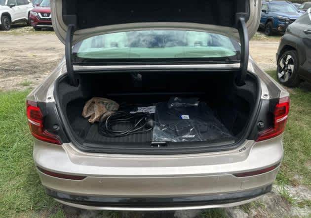 2024 Volvo S60 Recharge Plug-In Hybrid Plus Dark Theme