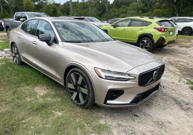 2024 Volvo S60 Recharge Plug-In Hybrid Plus Dark Theme