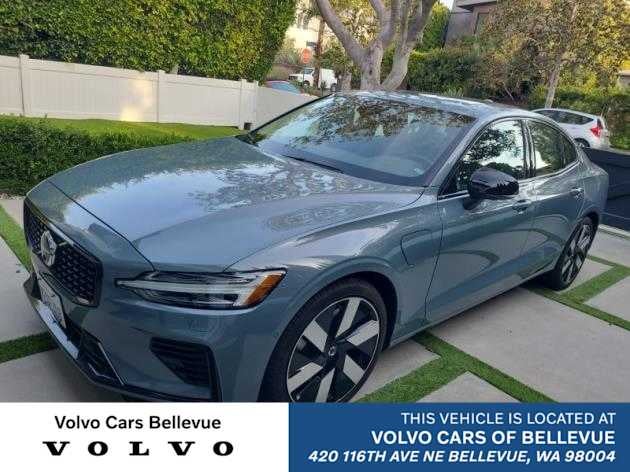 2023 Volvo S60 Recharge Plug-In Hybrid Plus Dark Theme