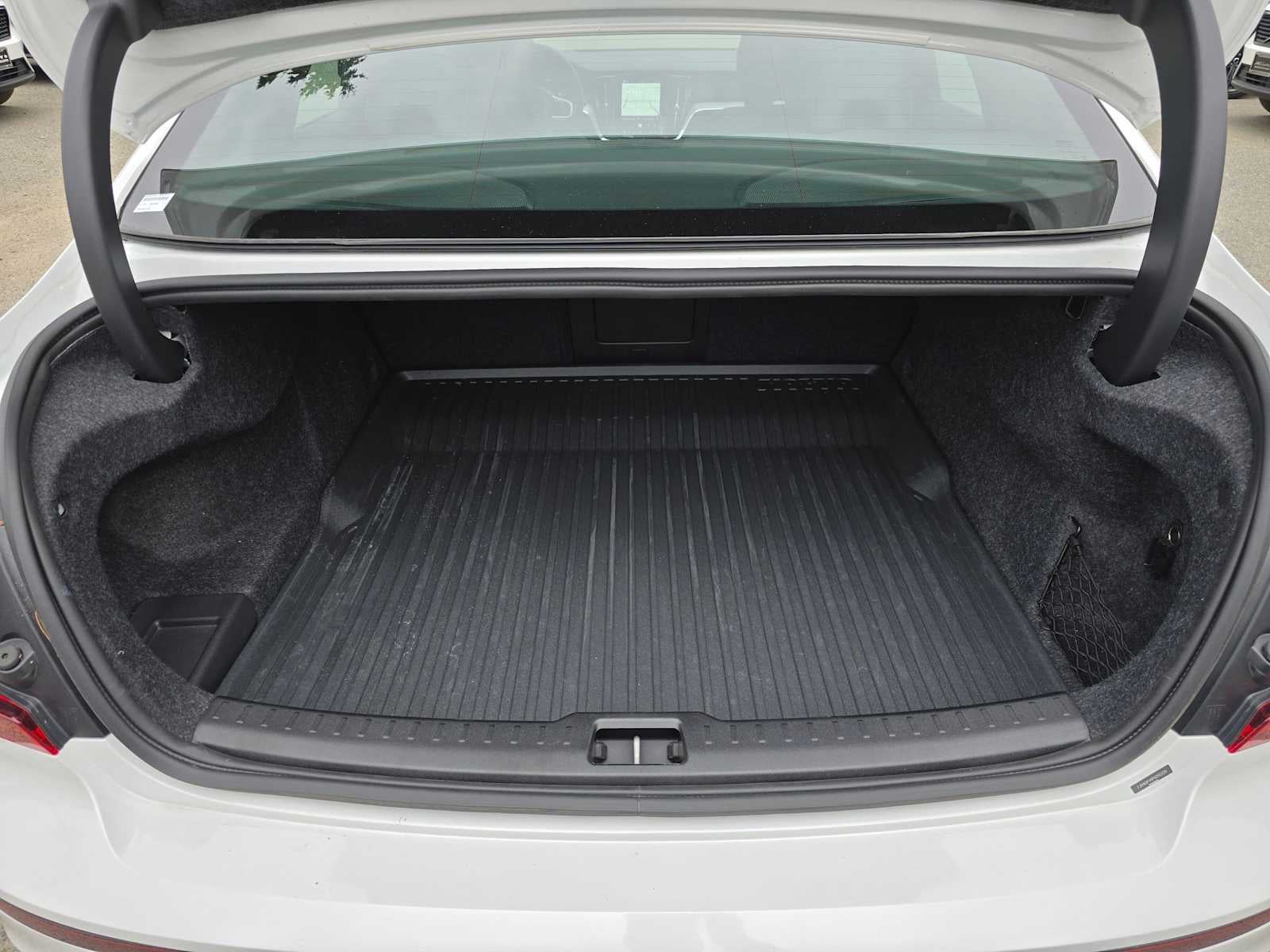 2023 Volvo S60 Recharge Plug-In Hybrid Ultimate Dark Theme
