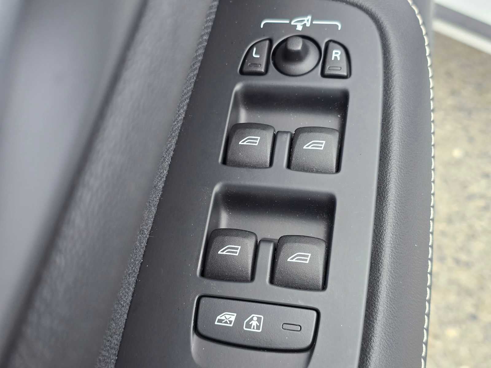 2023 Volvo S60 Recharge Plug-In Hybrid Ultimate Dark Theme