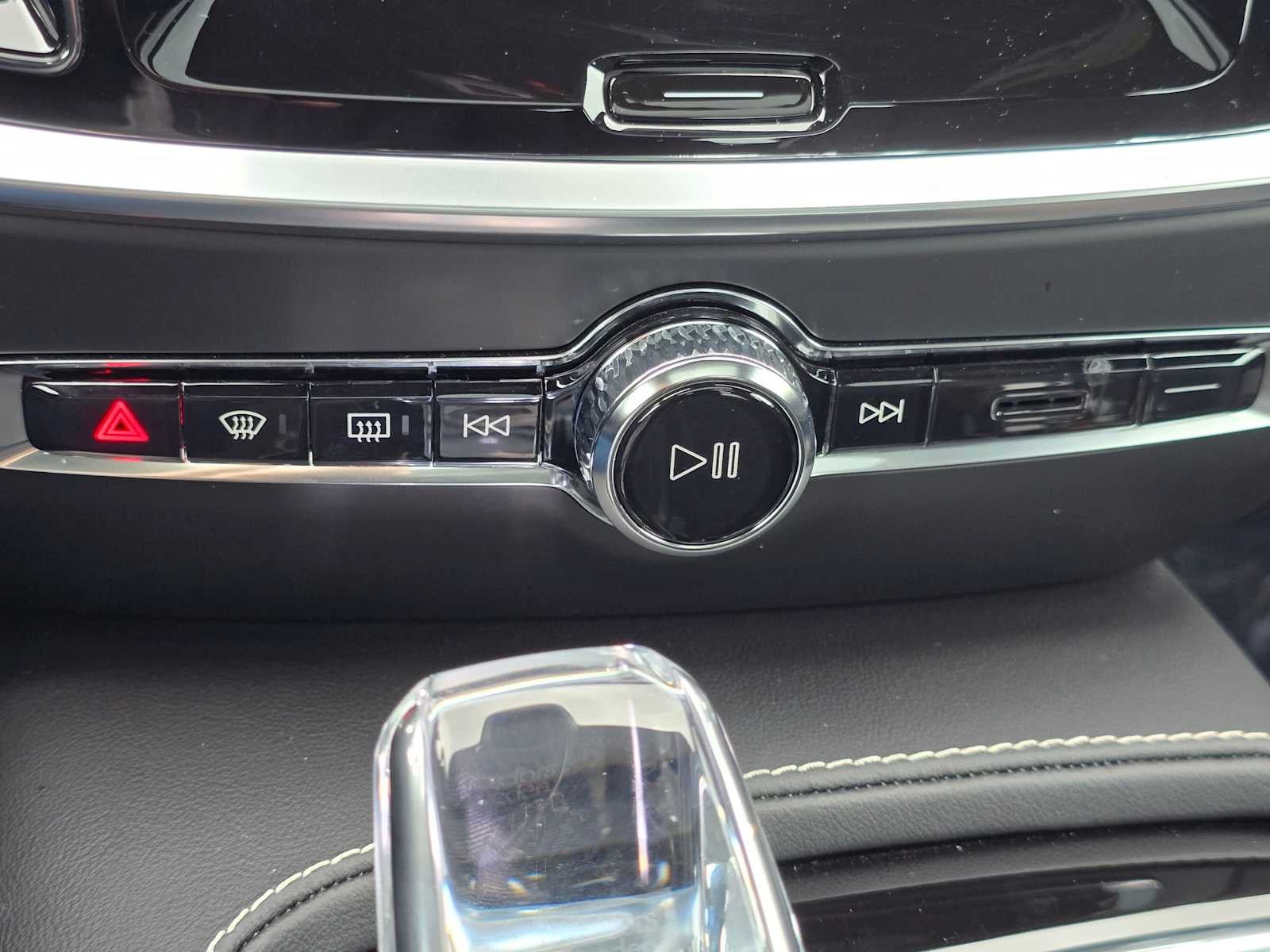 2023 Volvo S60 Recharge Plug-In Hybrid Ultimate Dark Theme