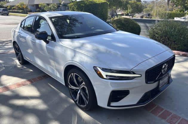 2023 Volvo S60 Recharge Plug-In Hybrid Ultimate Dark Theme