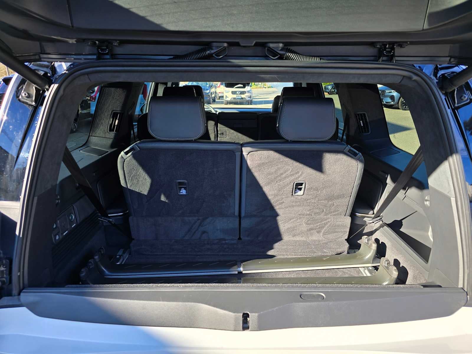 2025 Rivian R1S Adventure