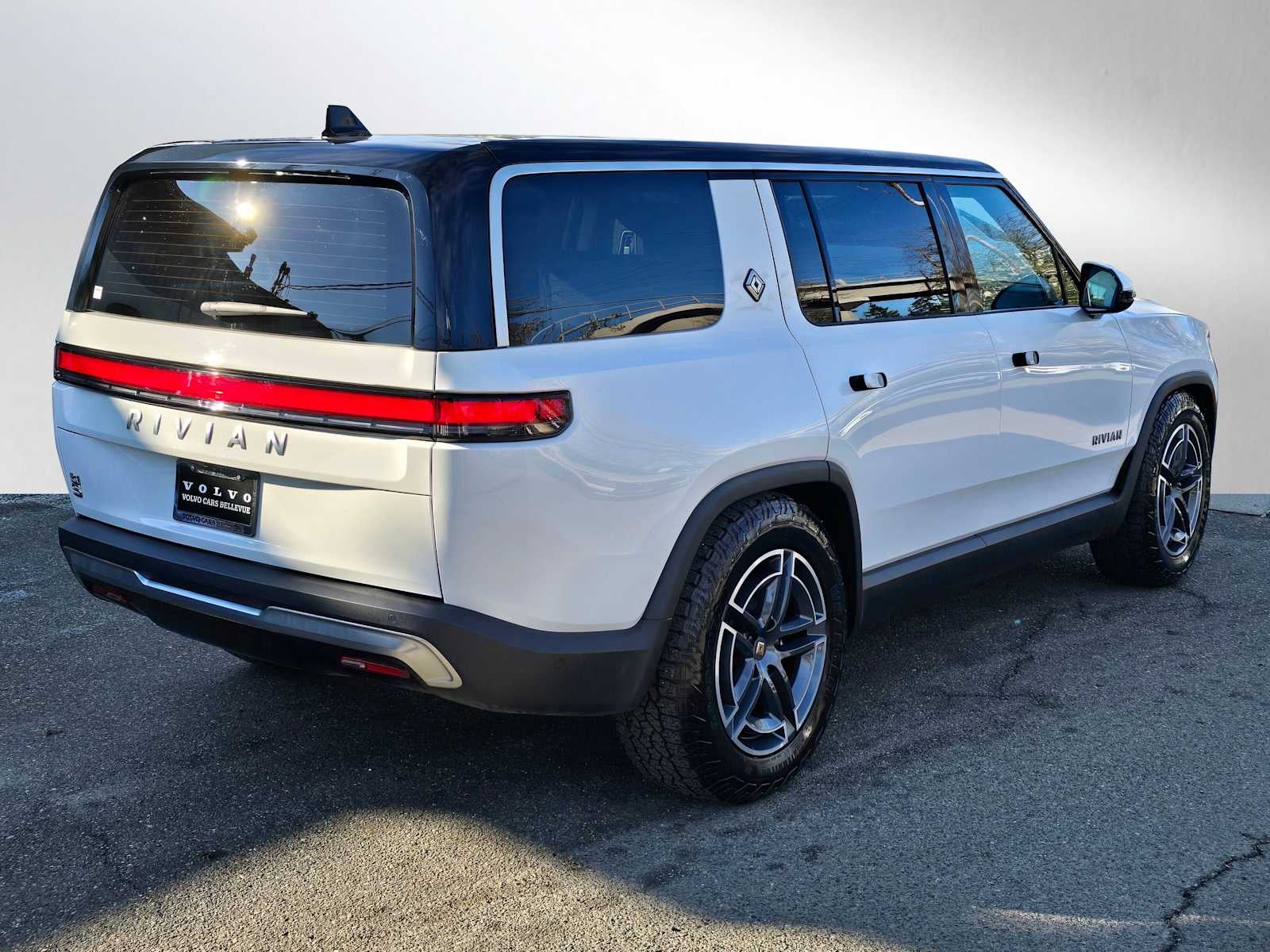 2025 Rivian R1S Adventure