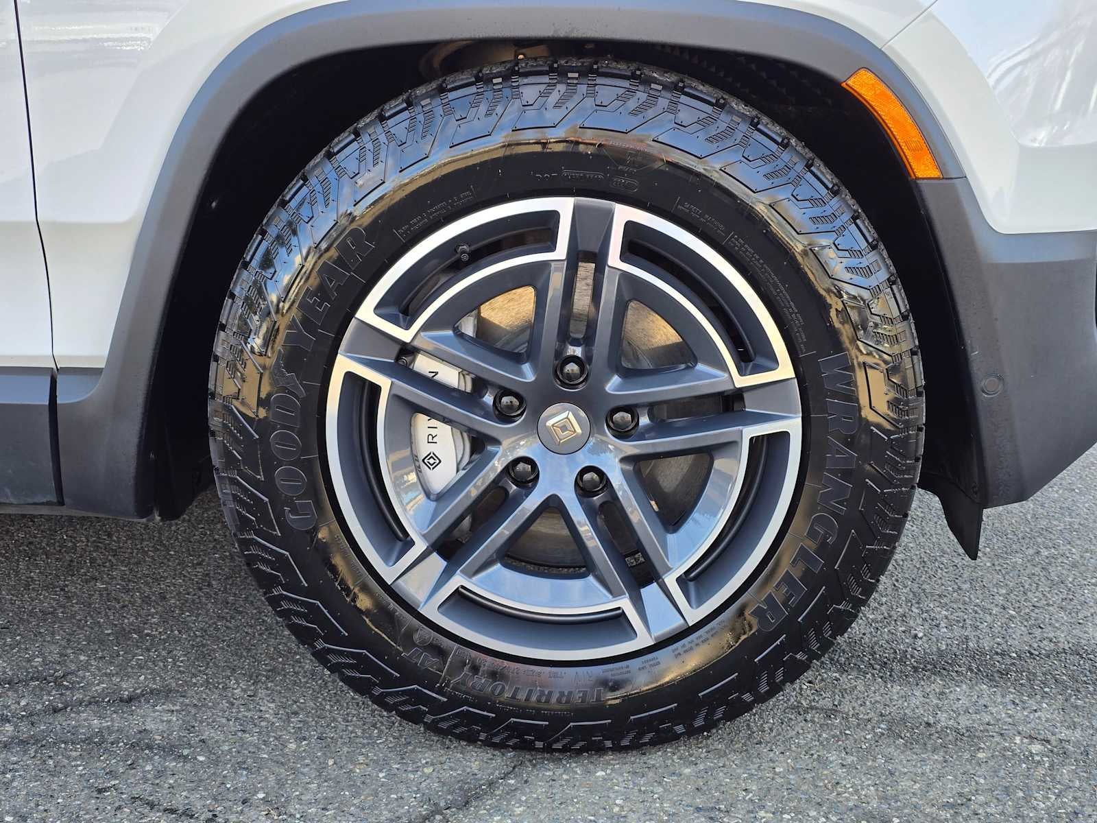 2025 Rivian R1S Adventure