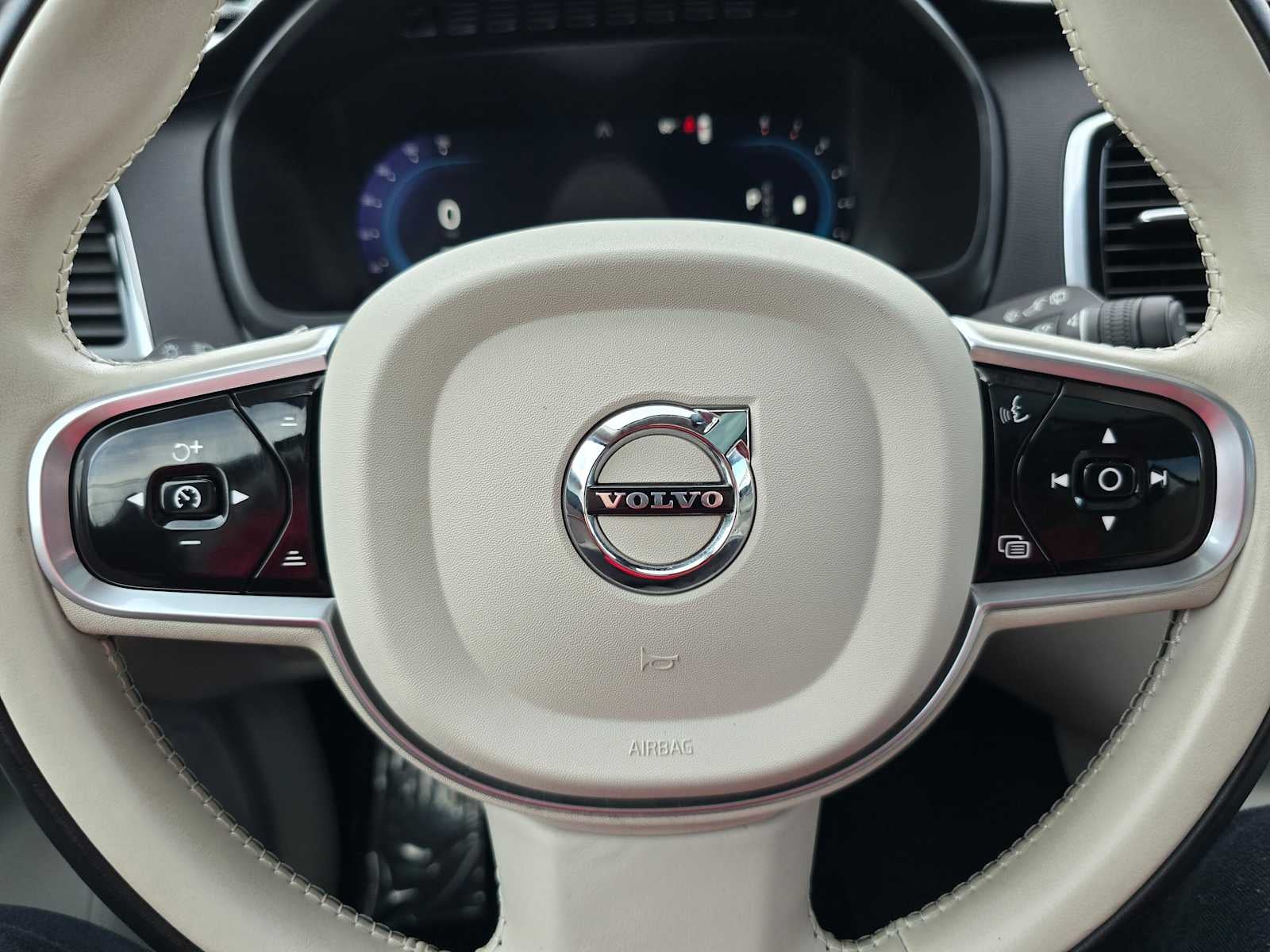 2023 Volvo XC90 Plus