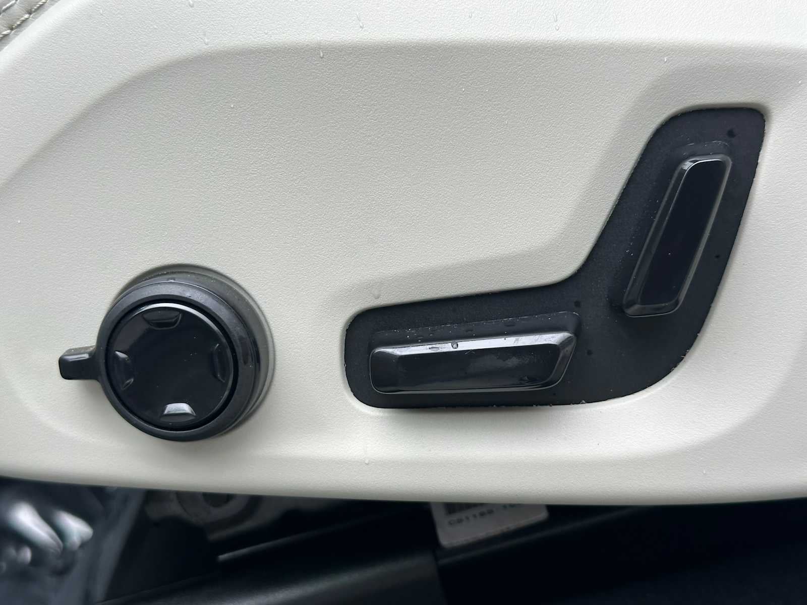 2023 Volvo XC60 Ultimate Bright Theme