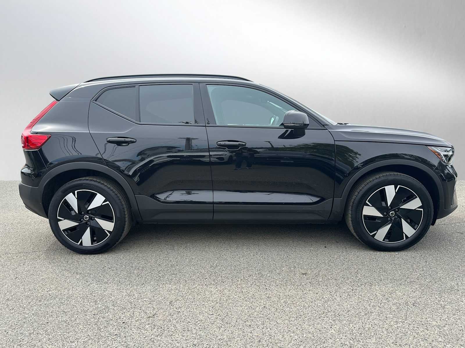 2025 Volvo EX40 Core