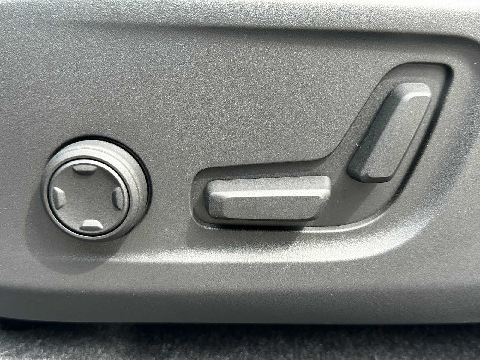 2025 Volvo EX40 Core