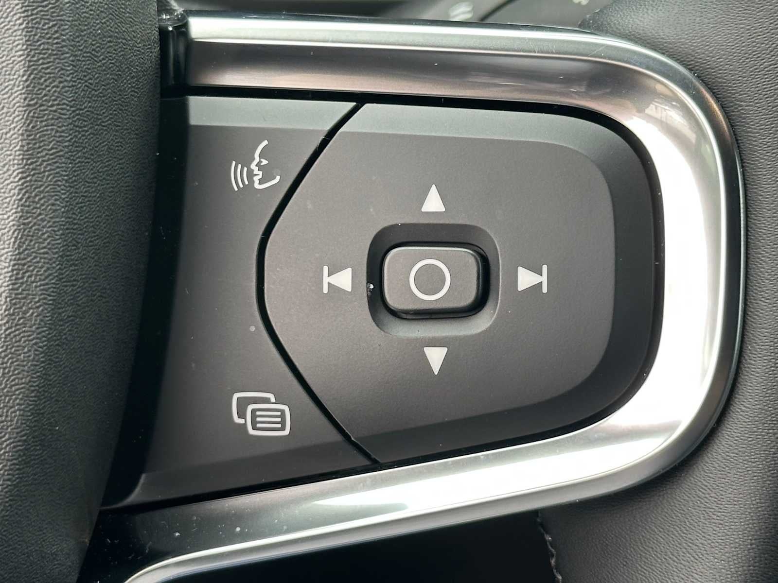 2025 Volvo EX40 Core