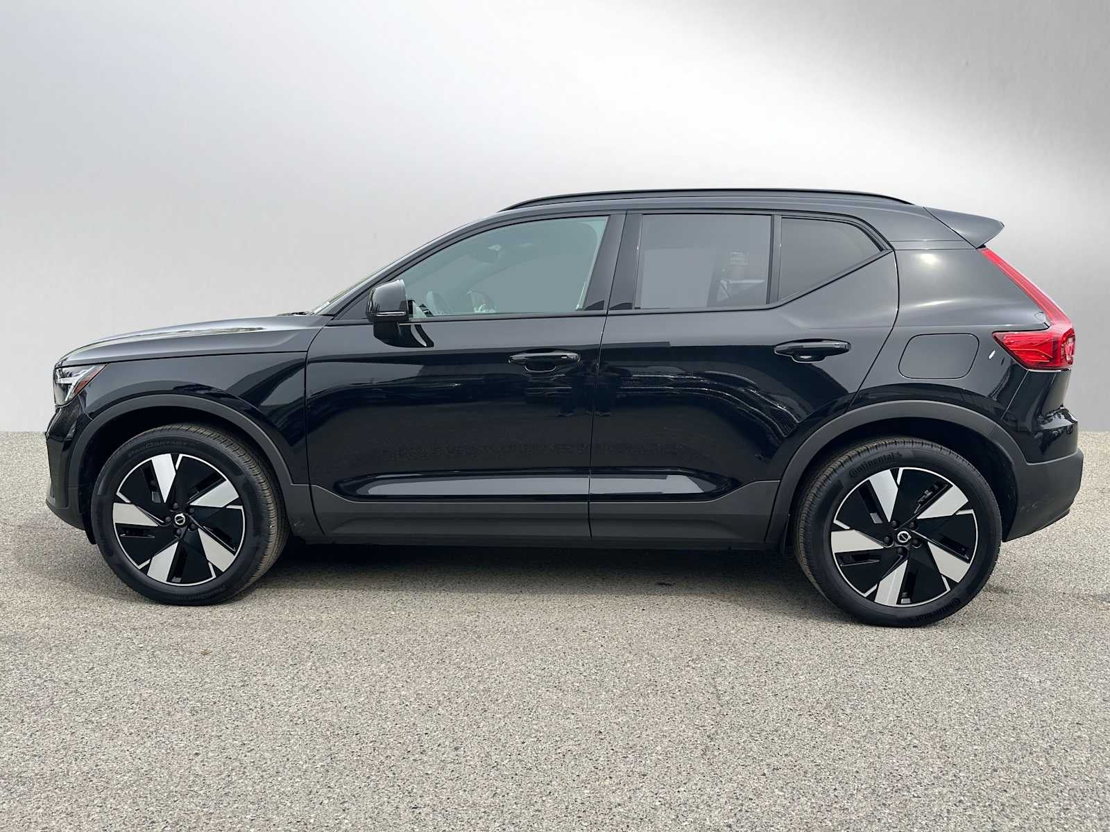 2025 Volvo EX40 Core