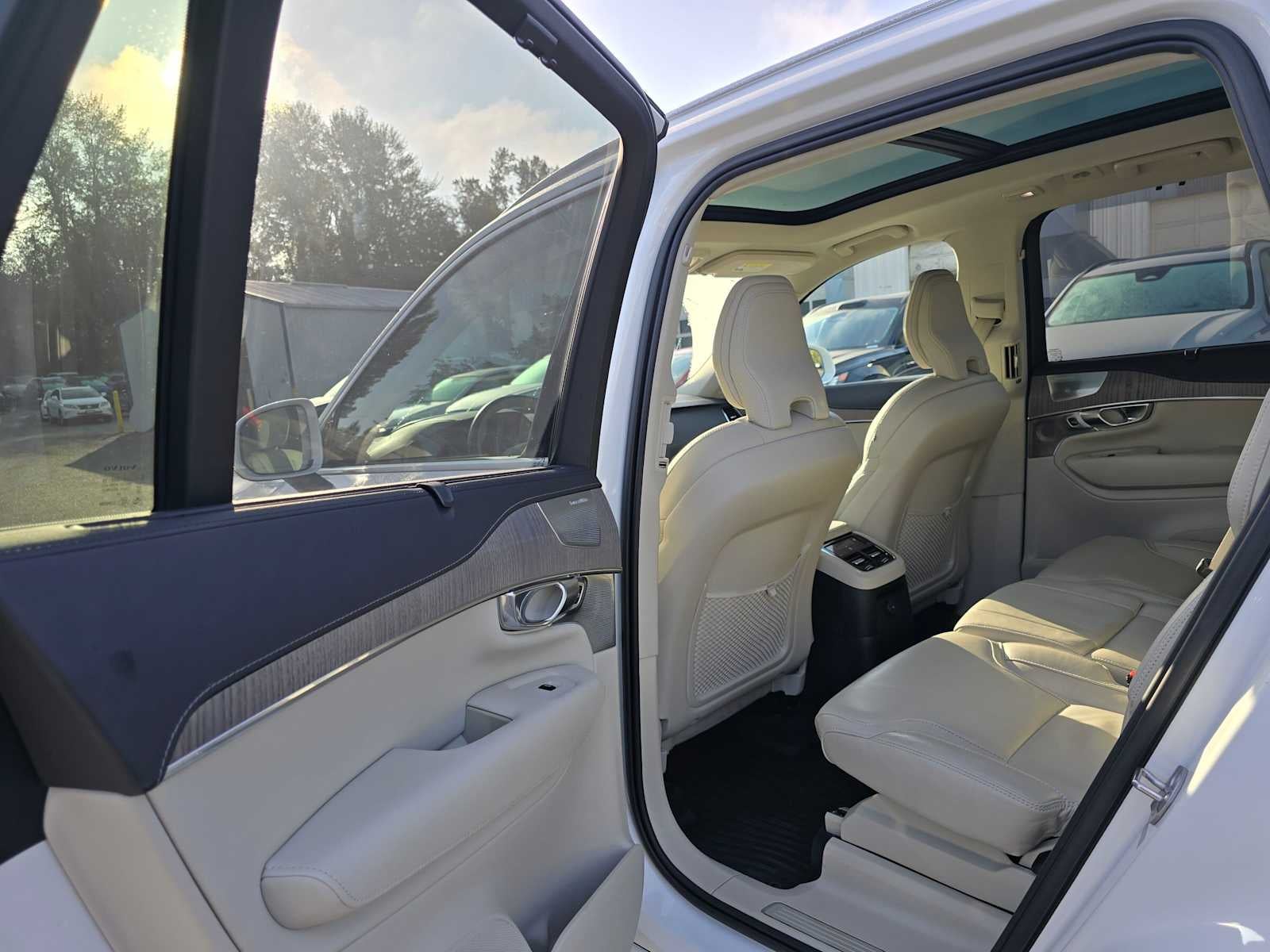 2023 Volvo XC90 Recharge Plug-In Hybrid Ultimate Bright Theme