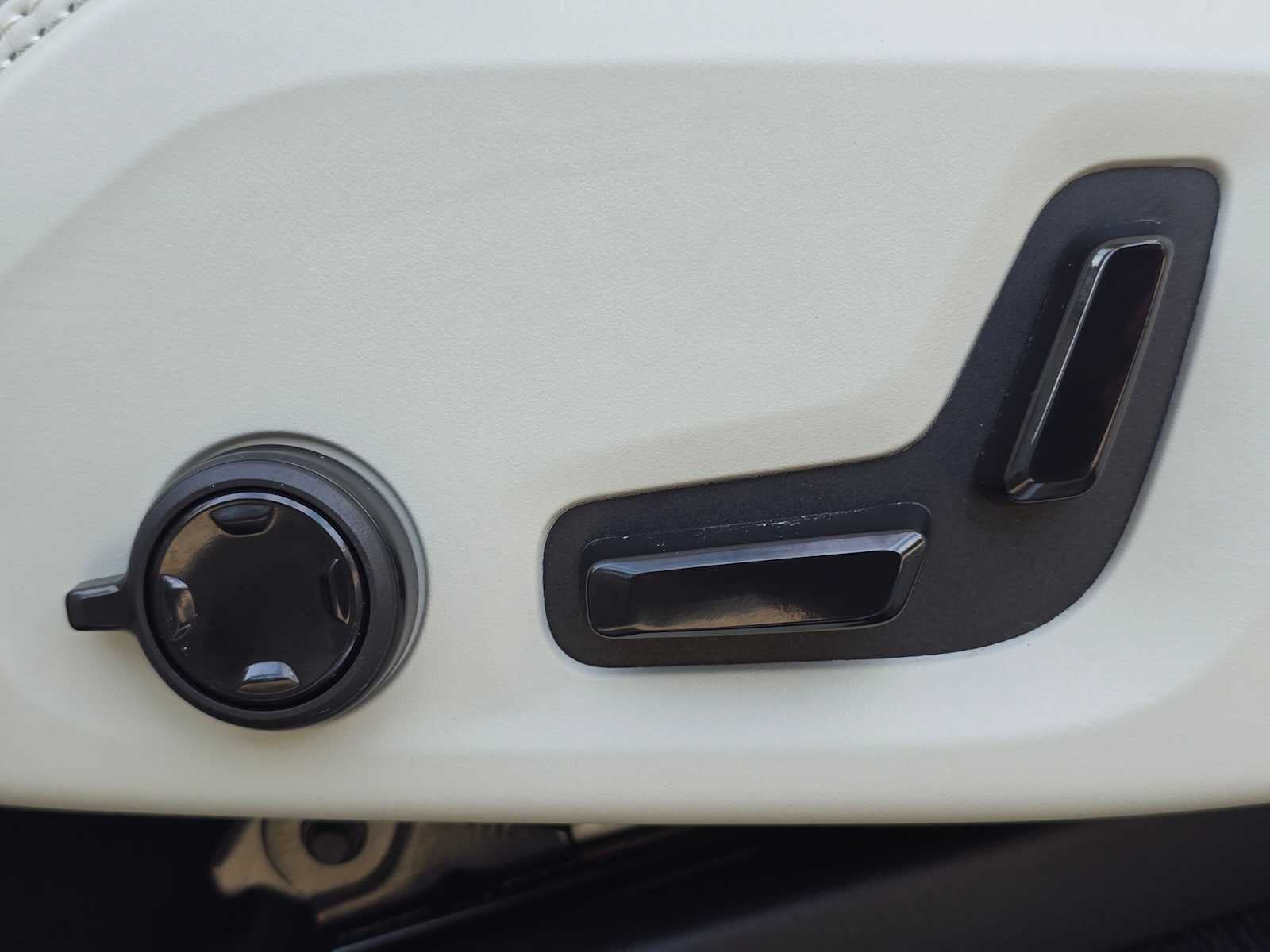 2023 Volvo XC90 Recharge Plug-In Hybrid Ultimate Bright Theme