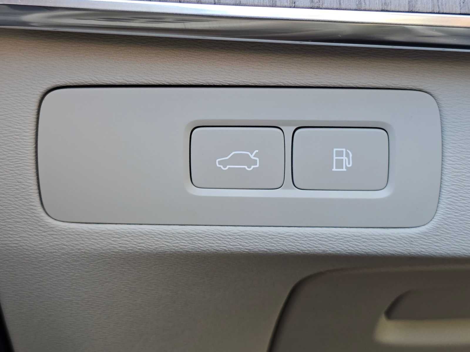 2023 Volvo XC90 Recharge Plug-In Hybrid Ultimate Bright Theme