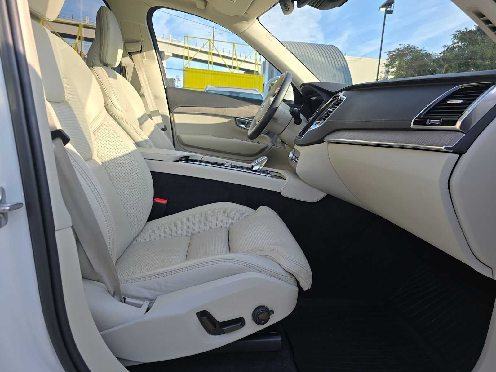 2023 Volvo XC90 Recharge Plug-In Hybrid Ultimate Bright Theme