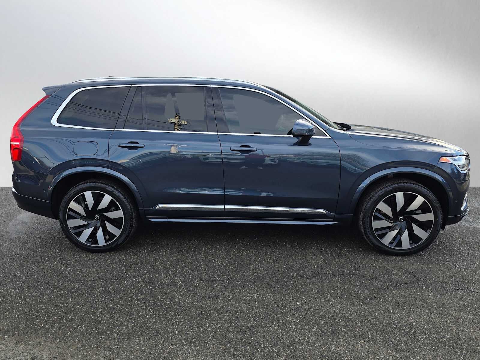 2023 Volvo XC90 Recharge Plug-In Hybrid Ultimate Bright Theme