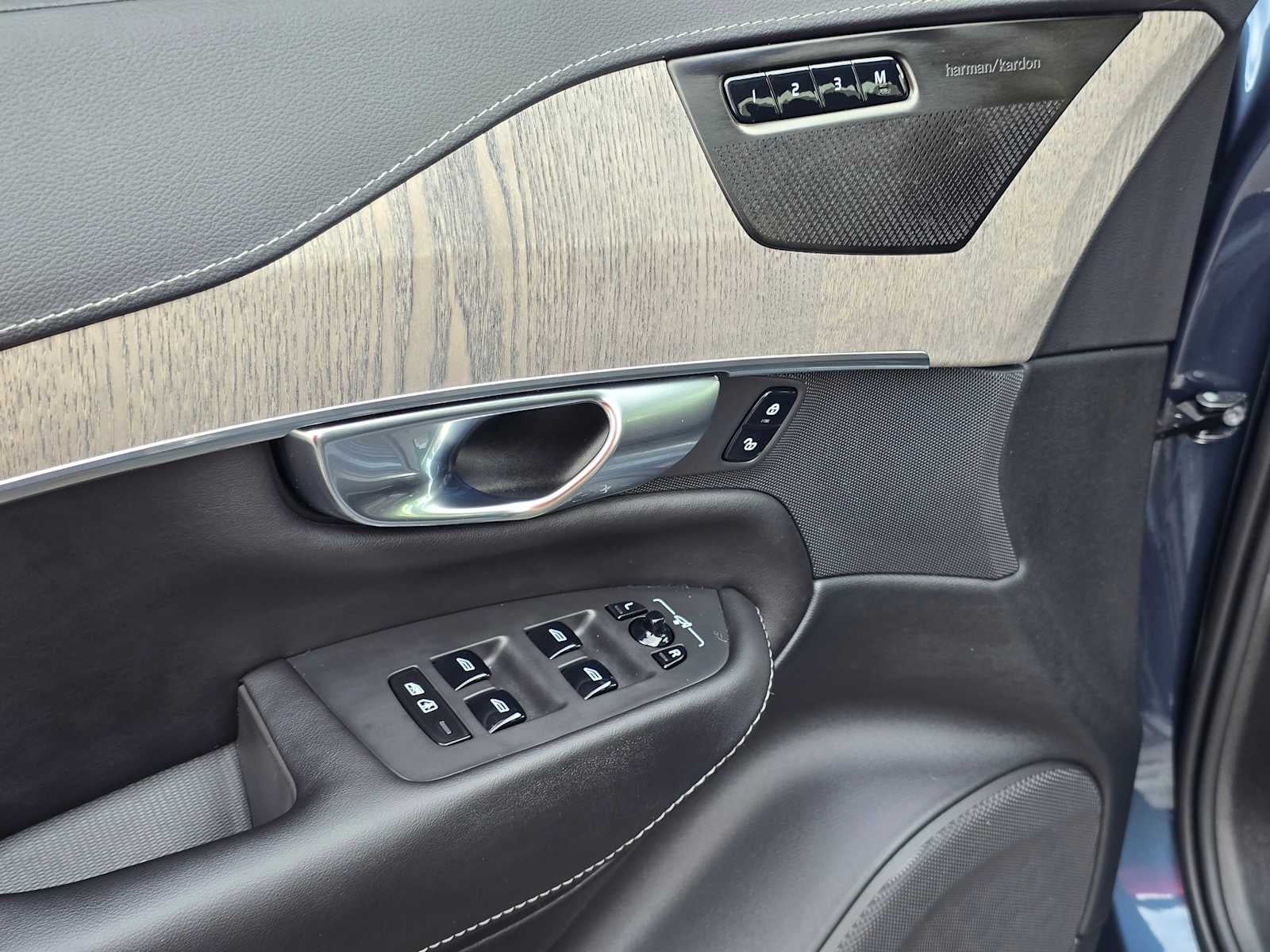 2023 Volvo XC90 Recharge Plug-In Hybrid Ultimate Bright Theme