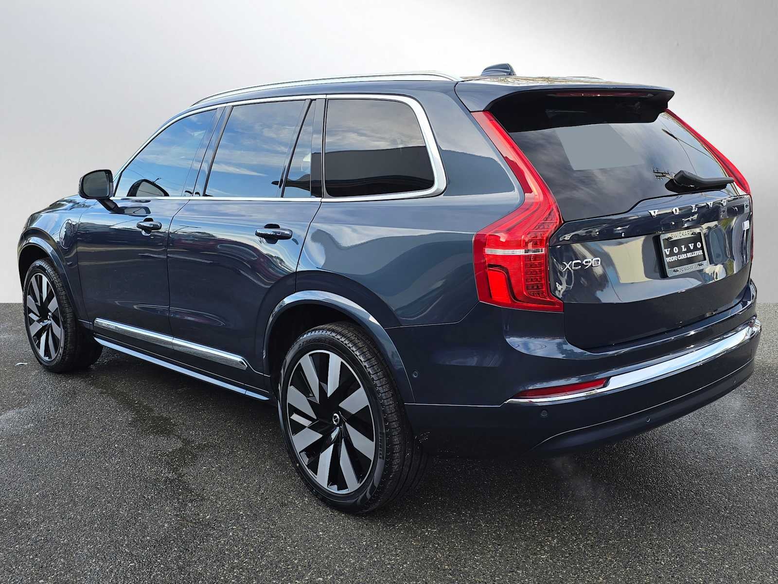 2023 Volvo XC90 Recharge Plug-In Hybrid Ultimate Bright Theme