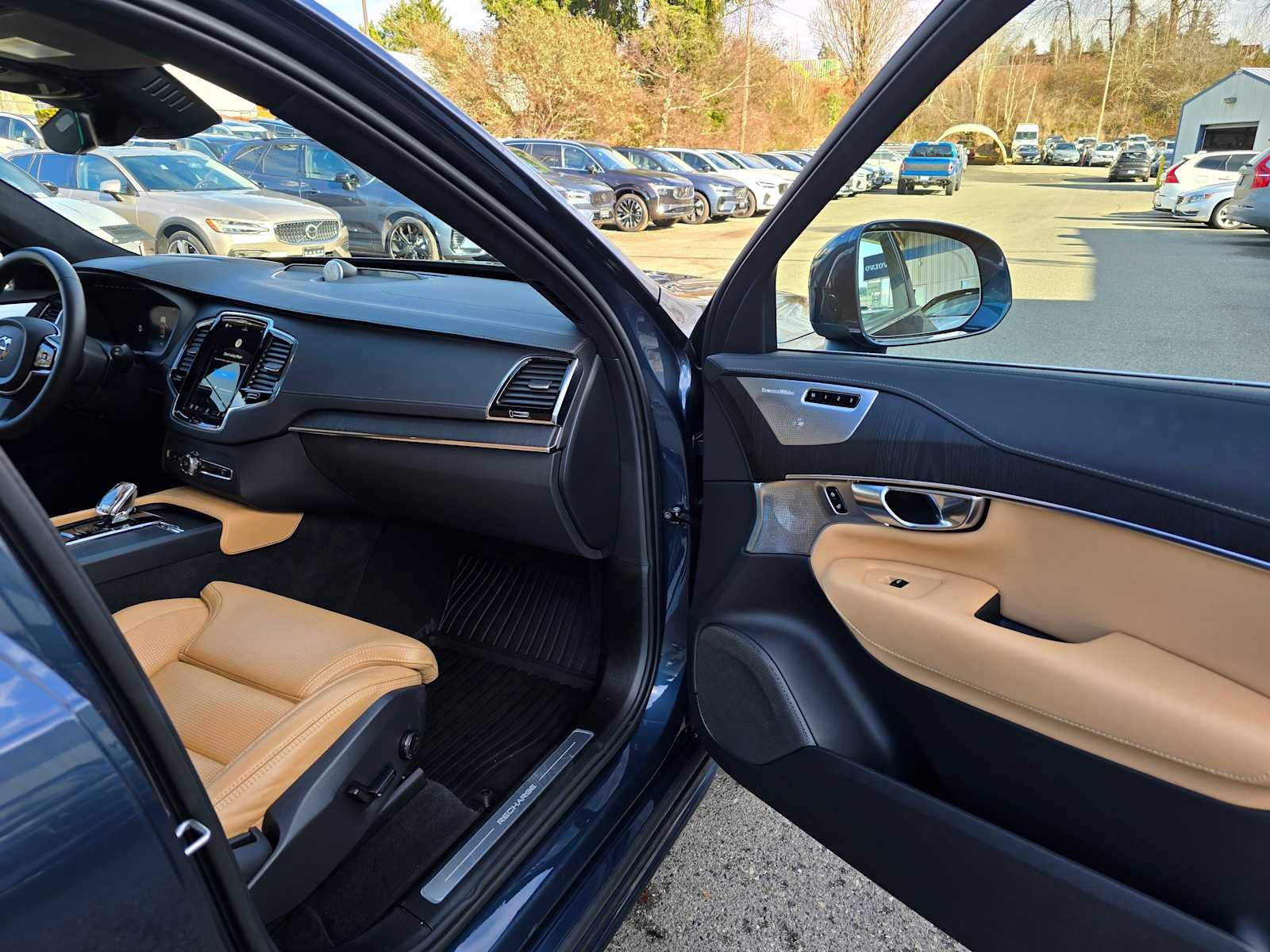 2023 Volvo XC90 Recharge Plug-In Hybrid Ultimate Bright Theme