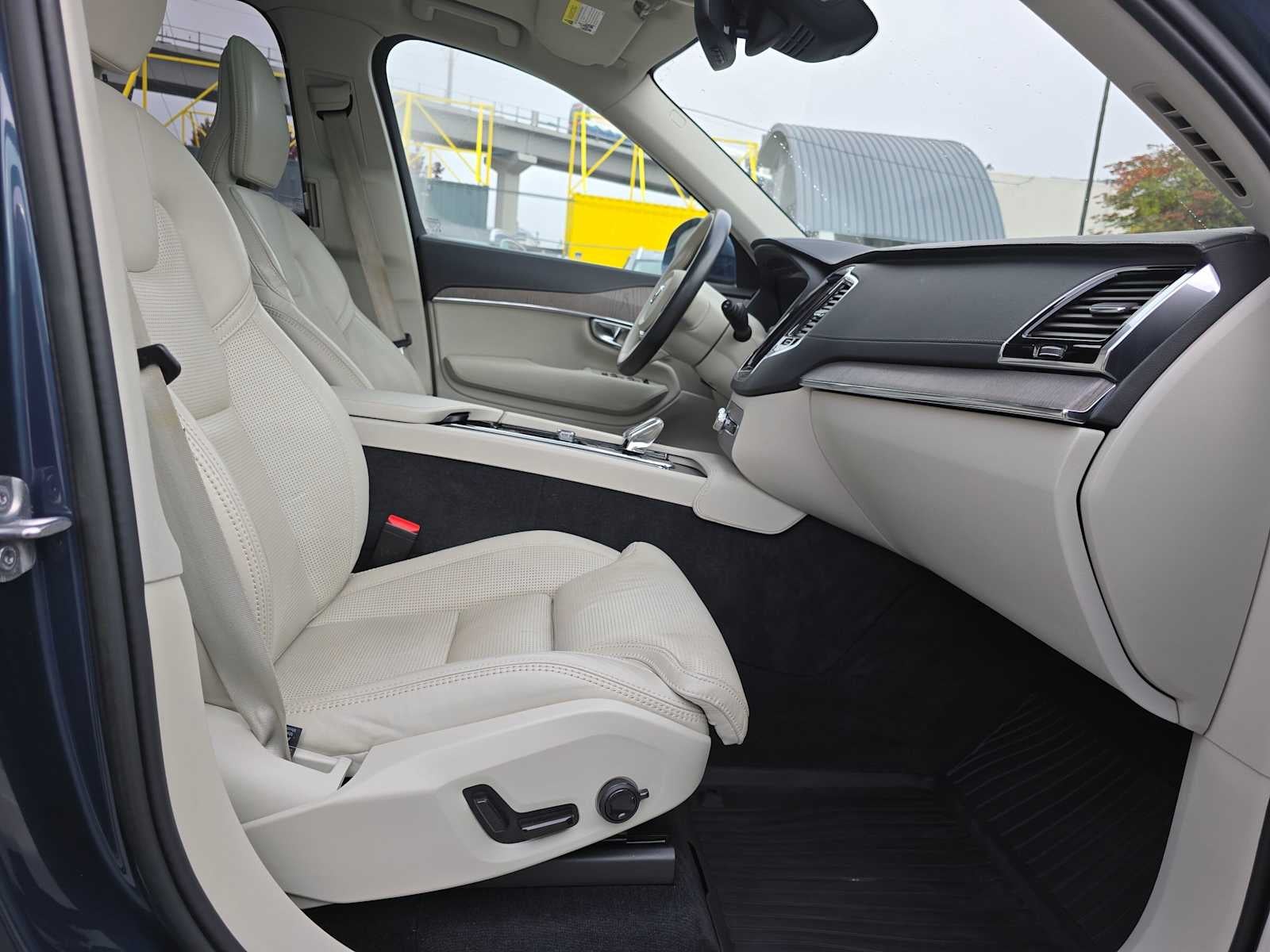 2023 Volvo XC90 Recharge Plug-In Hybrid Ultimate Bright Theme