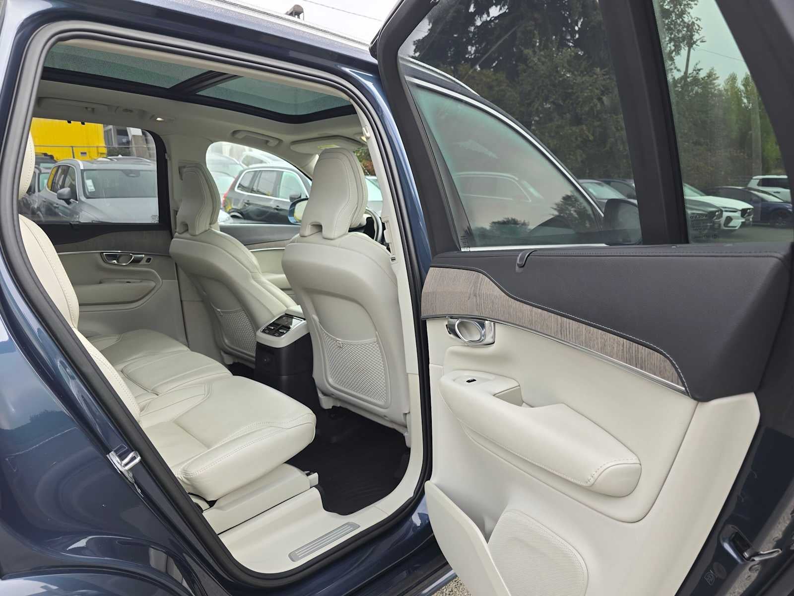 2023 Volvo XC90 Recharge Plug-In Hybrid Ultimate Bright Theme