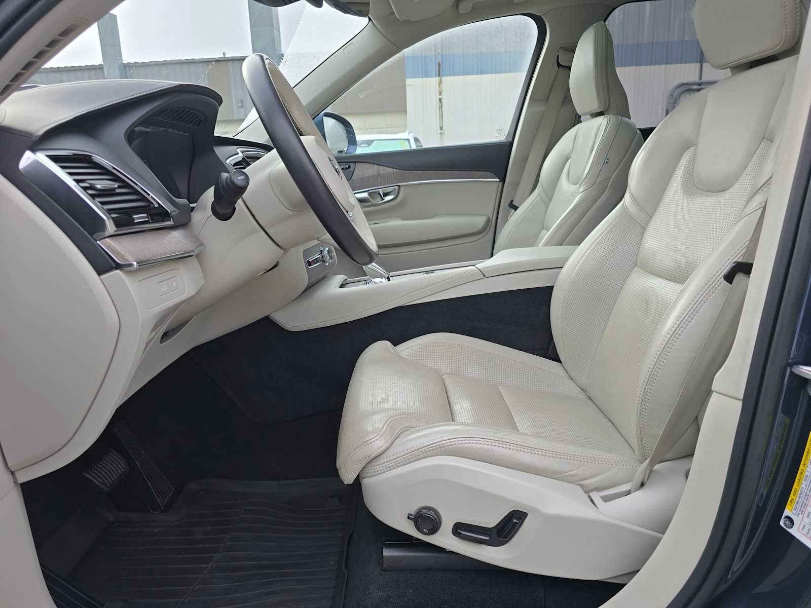 2023 Volvo XC90 Recharge Plug-In Hybrid Ultimate Bright Theme
