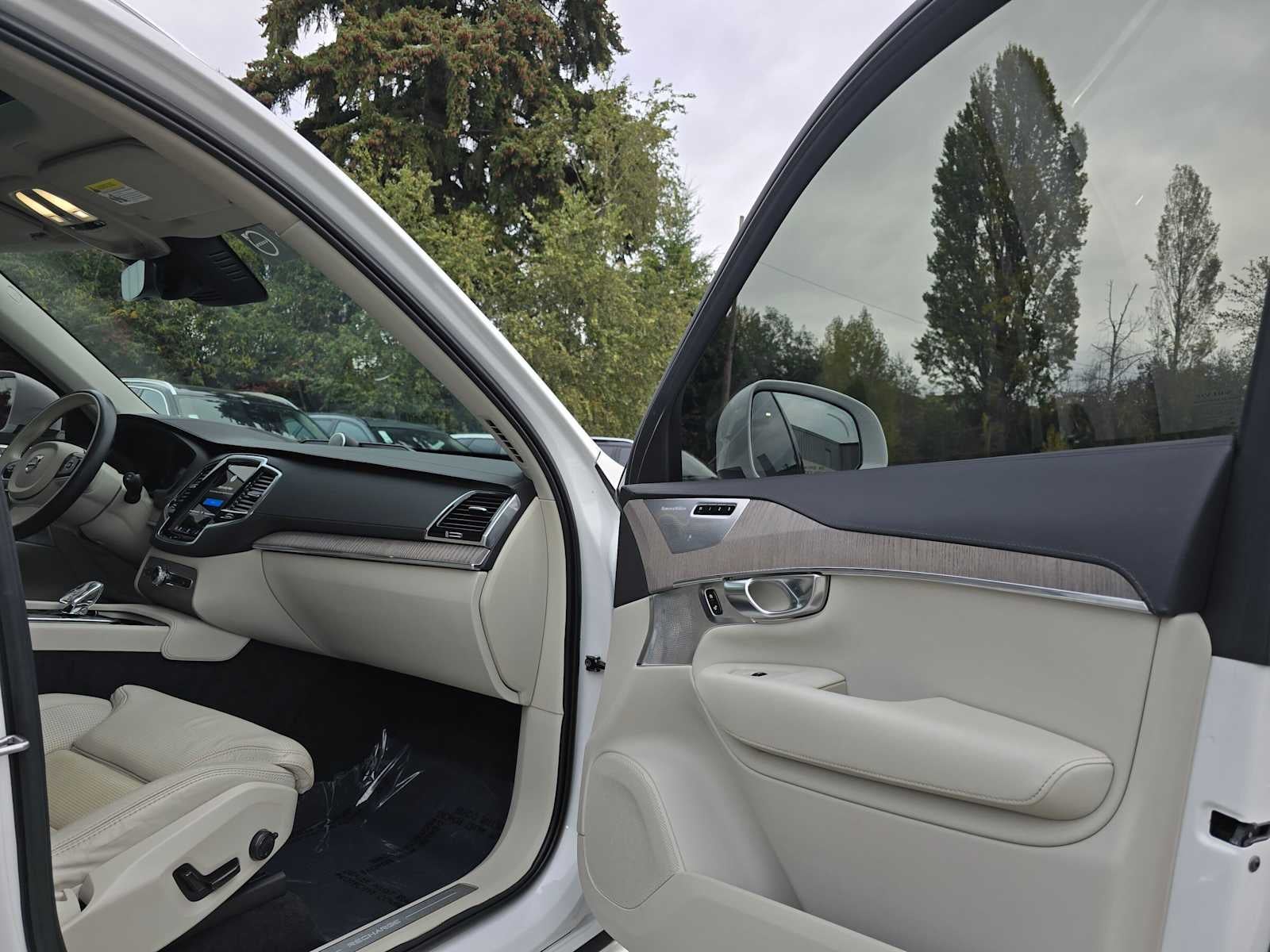 2023 Volvo XC90 Recharge Plug-In Hybrid Ultimate Bright Theme