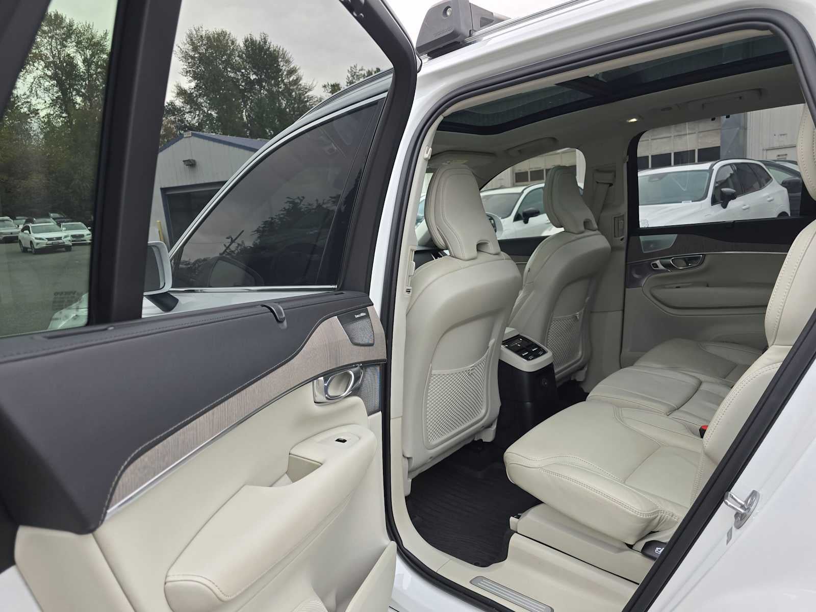 2023 Volvo XC90 Recharge Plug-In Hybrid Ultimate Bright Theme