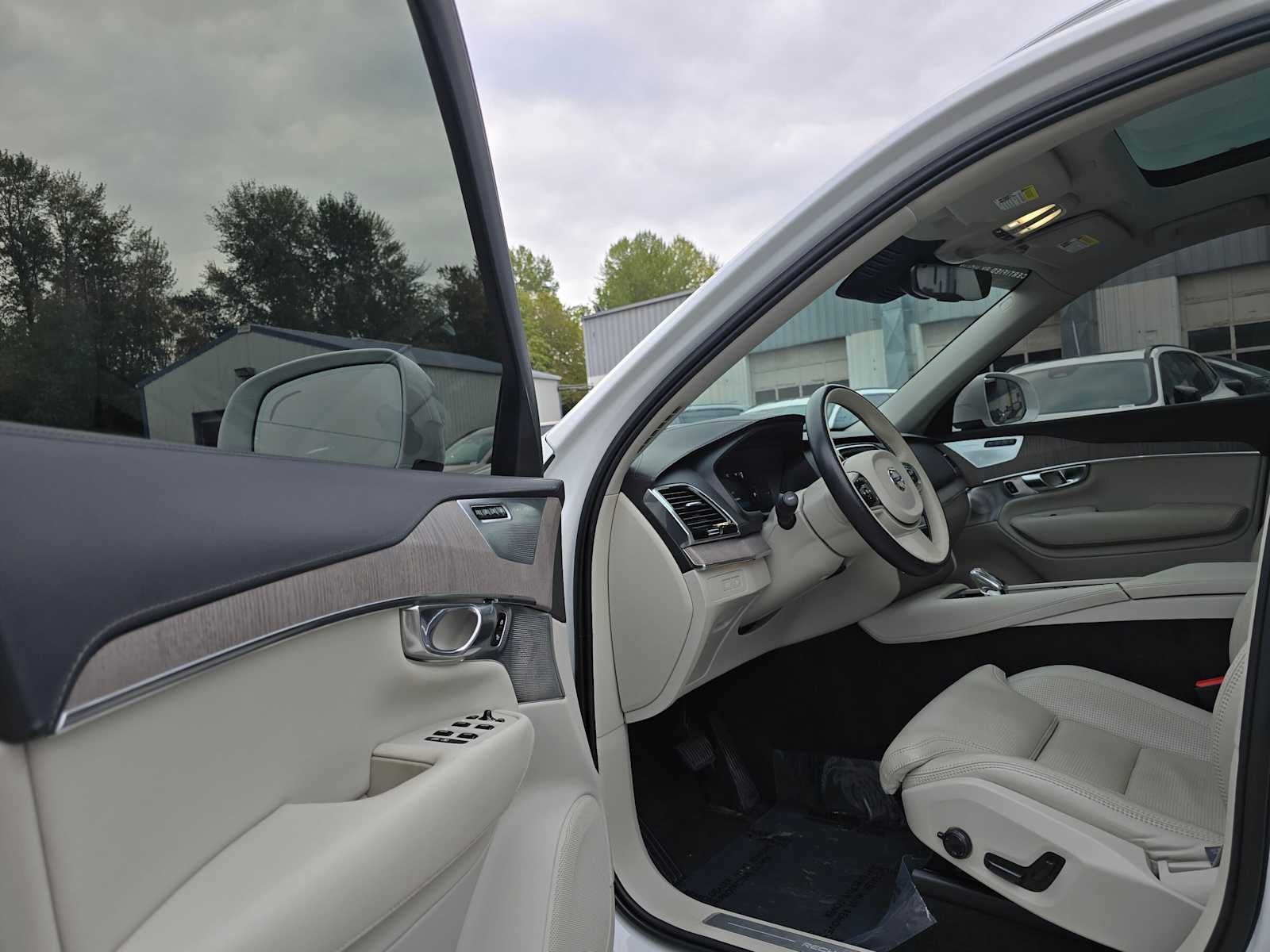 2023 Volvo XC90 Recharge Plug-In Hybrid Ultimate Bright Theme