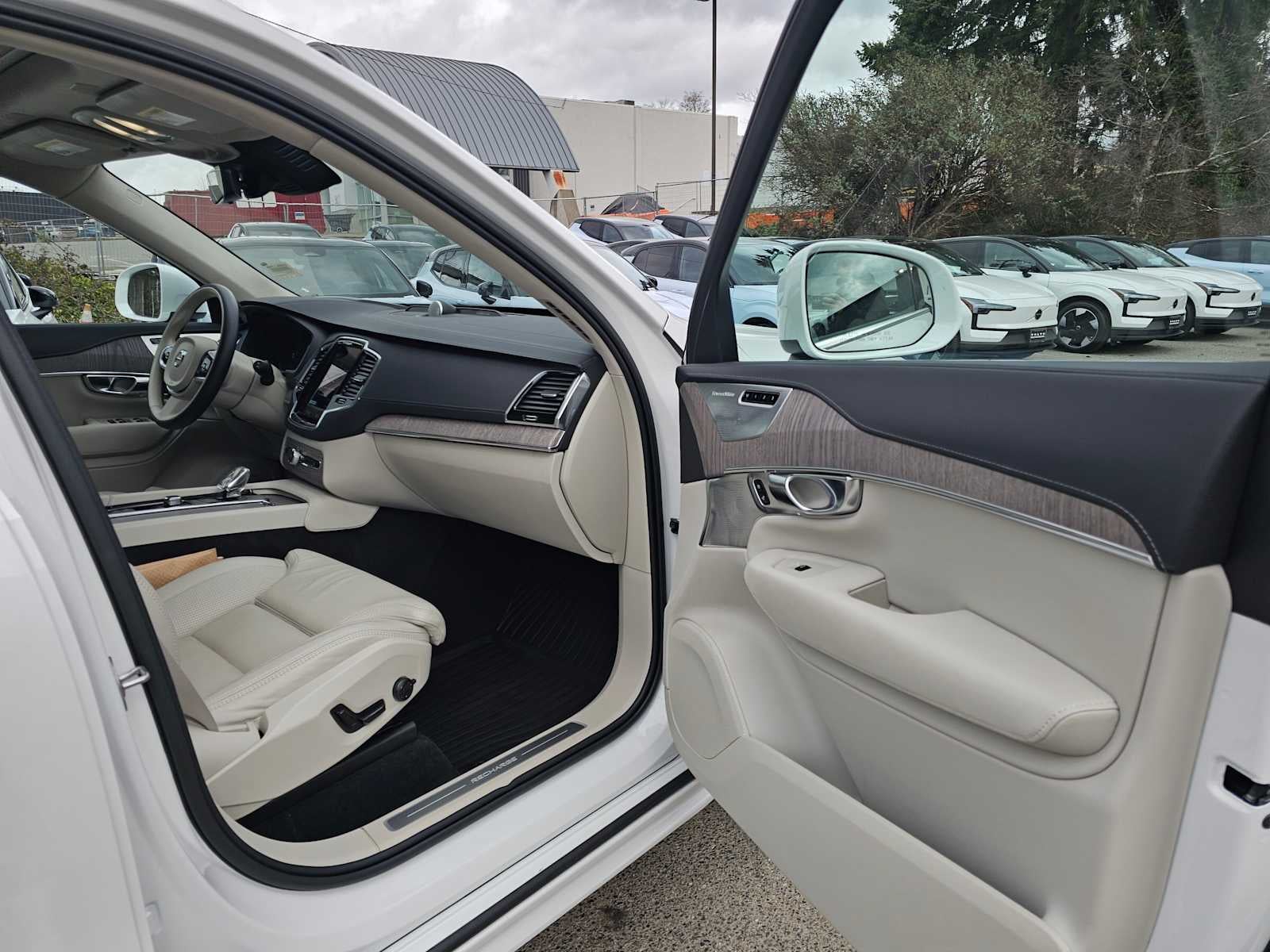 2023 Volvo XC90 Recharge Plug-In Hybrid Ultimate Bright Theme