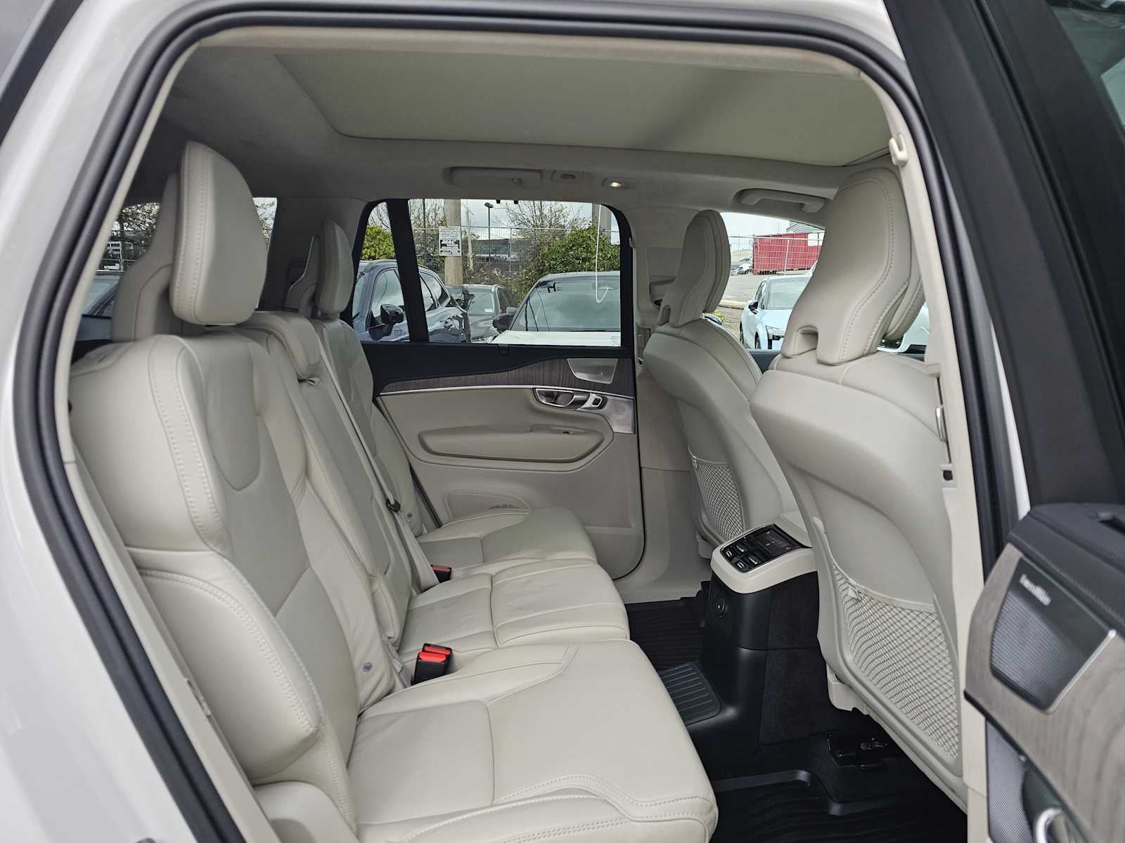 2023 Volvo XC90 Recharge Plug-In Hybrid Ultimate Bright Theme