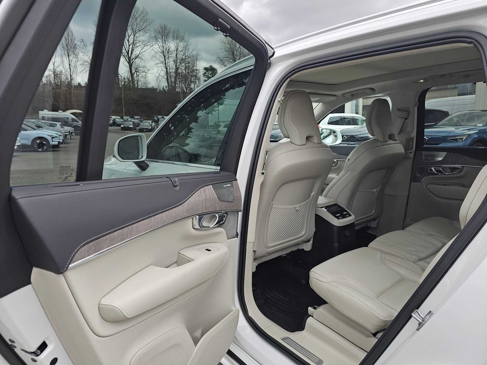 2023 Volvo XC90 Recharge Plug-In Hybrid Ultimate Bright Theme