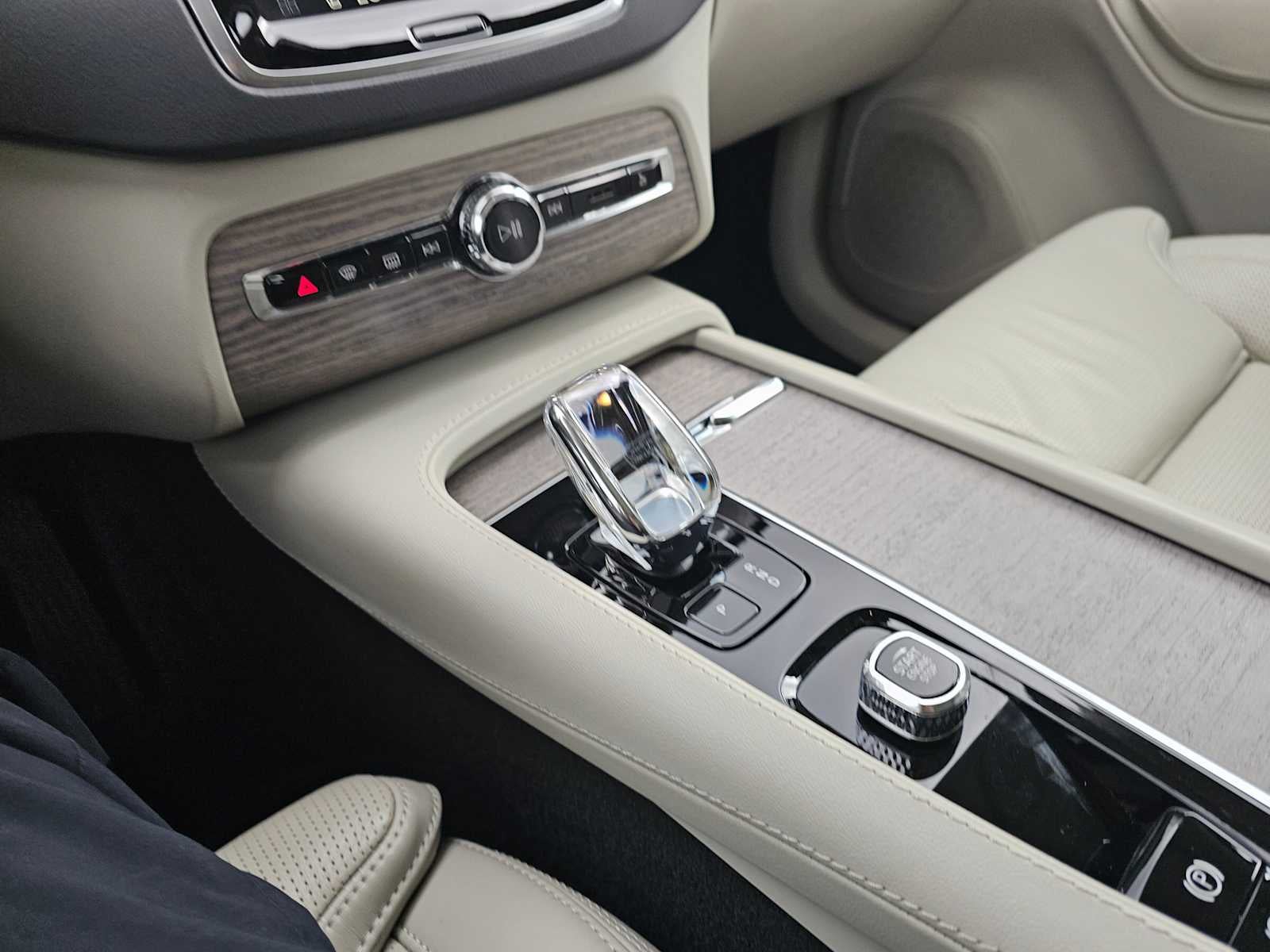 2023 Volvo XC90 Recharge Plug-In Hybrid Ultimate Bright Theme