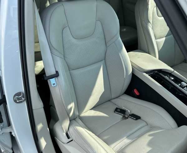 2023 Volvo XC90 Recharge Plug-In Hybrid Ultimate Bright Theme