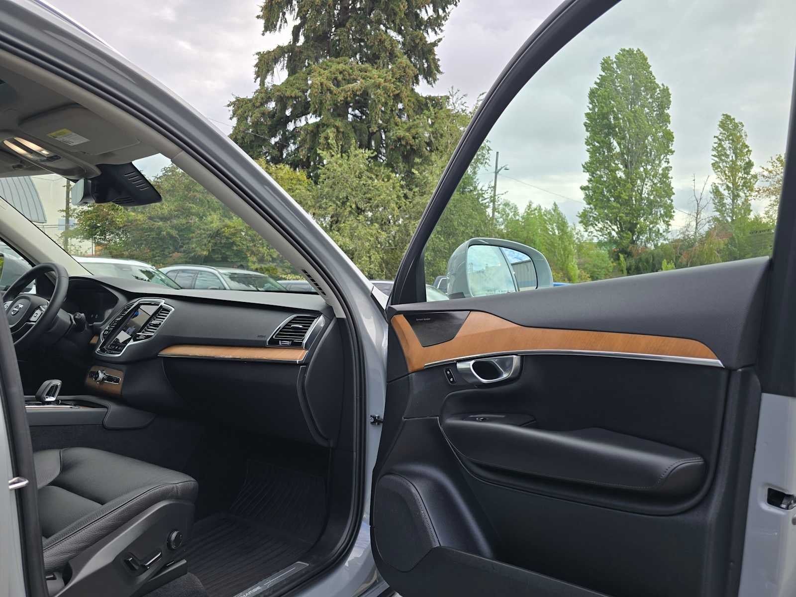 2024 Volvo XC90 Recharge Plug-In Hybrid Plus Bright Theme