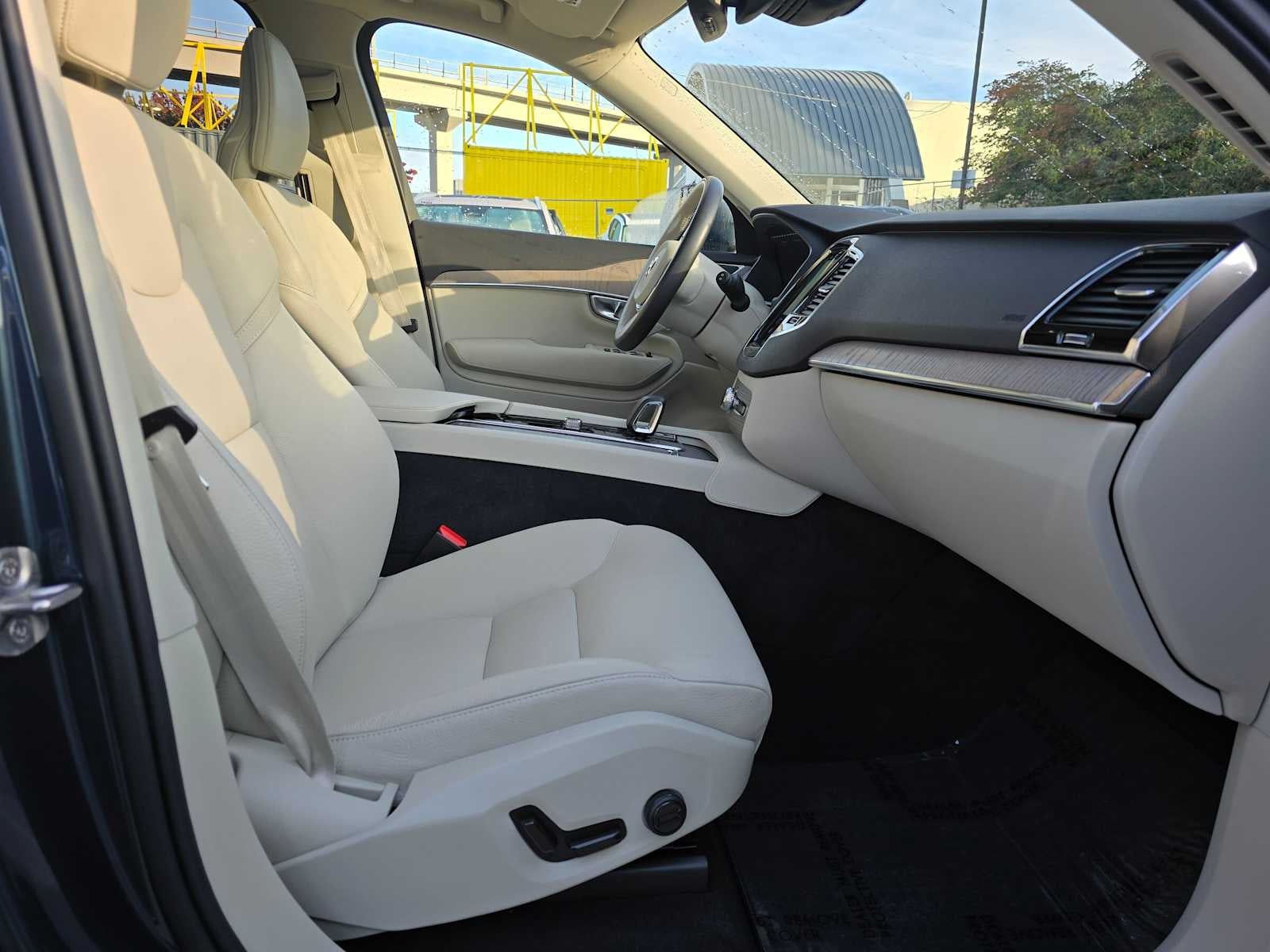 2024 Volvo XC90 Recharge Plug-In Hybrid Plus Bright Theme