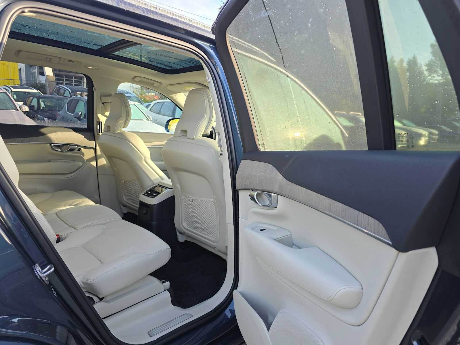 2024 Volvo XC90 Recharge Plug-In Hybrid Plus Bright Theme