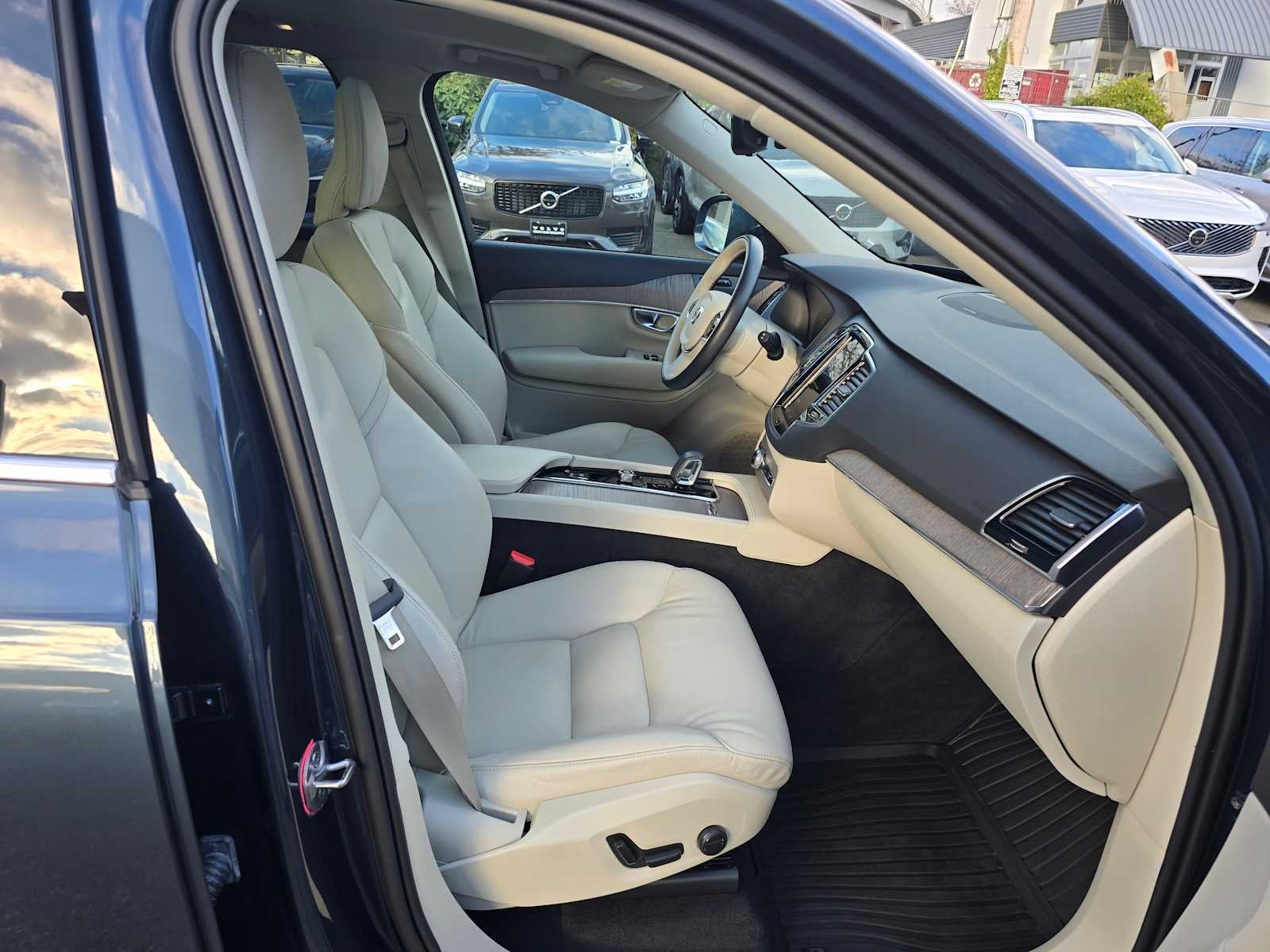 2024 Volvo XC90 Recharge Plug-In Hybrid Plus Bright Theme