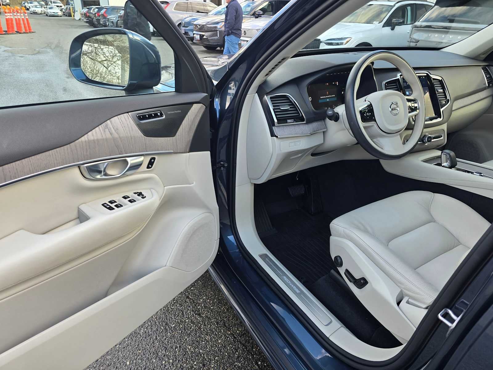 2024 Volvo XC90 Recharge Plug-In Hybrid Plus Bright Theme