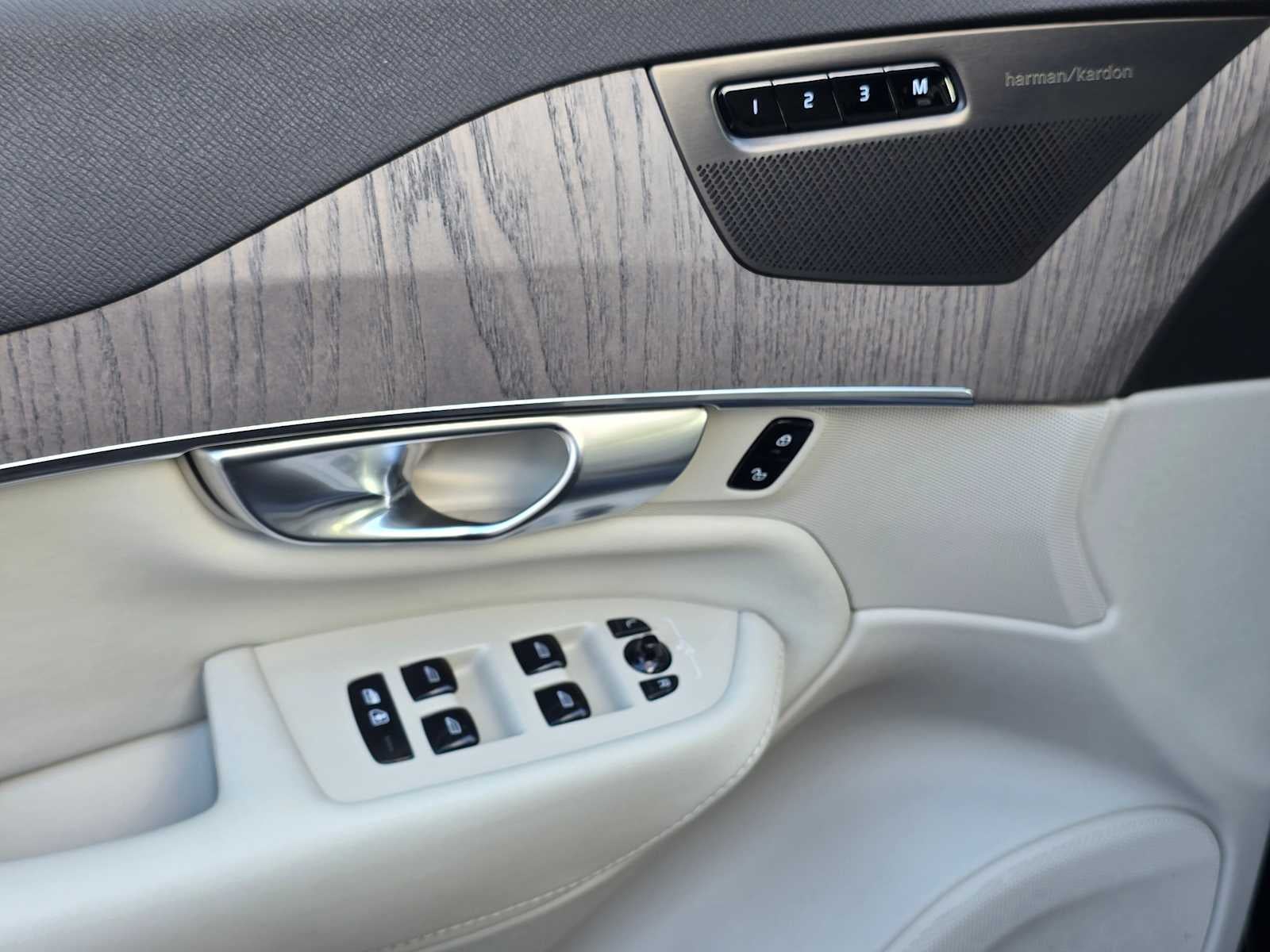 2024 Volvo XC90 Recharge Plug-In Hybrid Plus Bright Theme