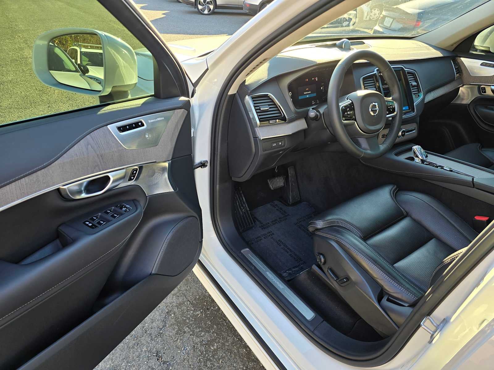 2024 Volvo XC90 Recharge Plug-In Hybrid Ultimate Bright Theme