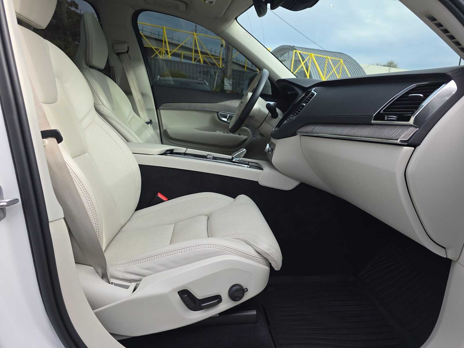 2024 Volvo XC90 Recharge Plug-In Hybrid Ultimate Bright Theme