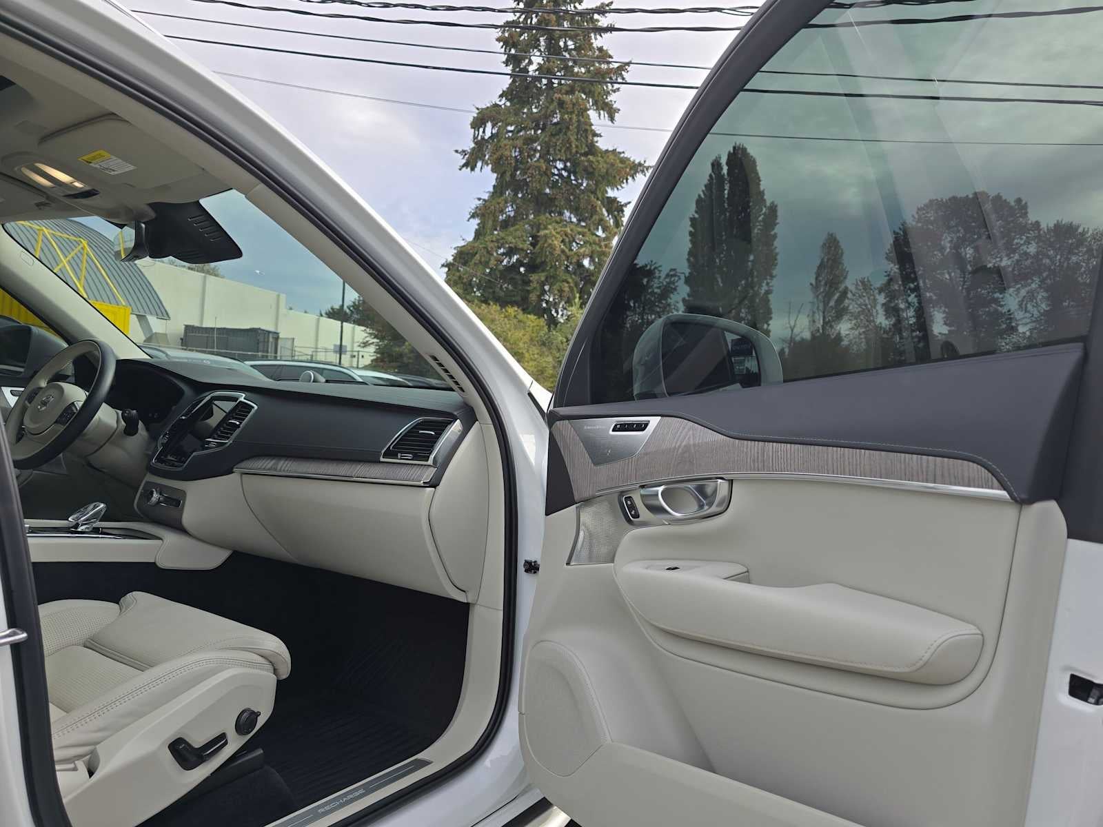 2024 Volvo XC90 Recharge Plug-In Hybrid Ultimate Bright Theme