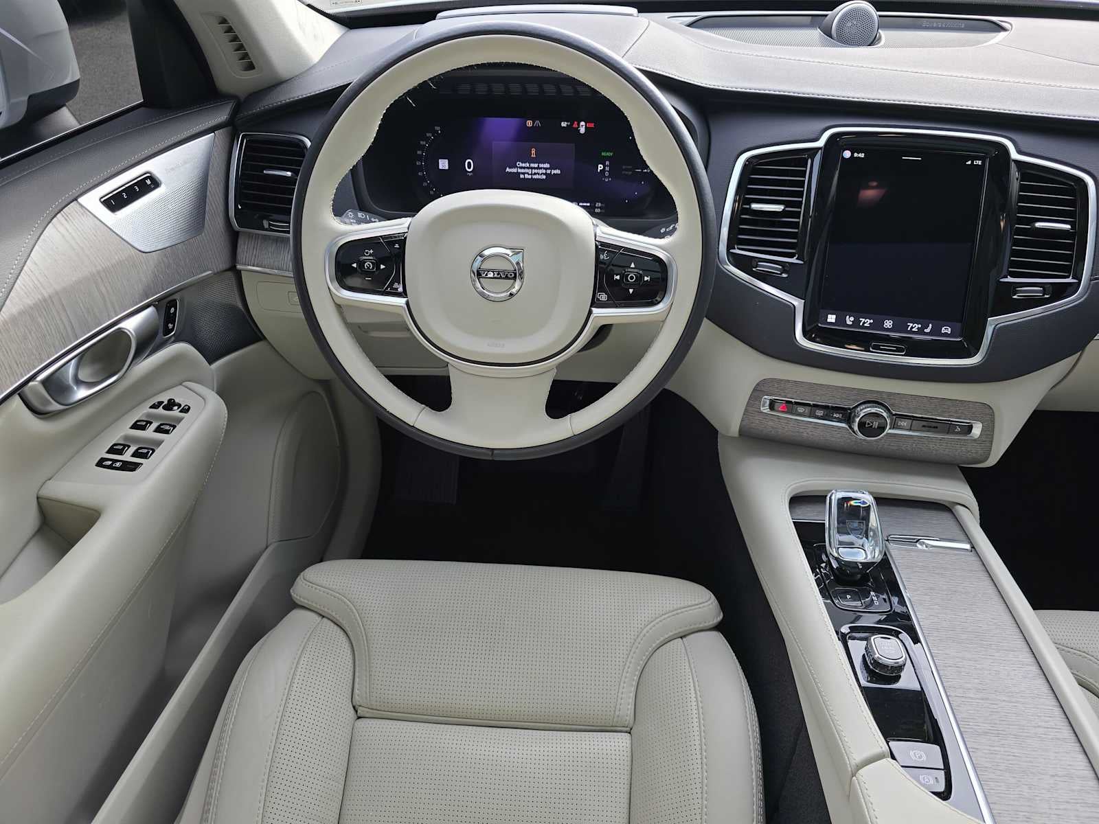 2024 Volvo XC90 Recharge Plug-In Hybrid Ultimate Bright Theme