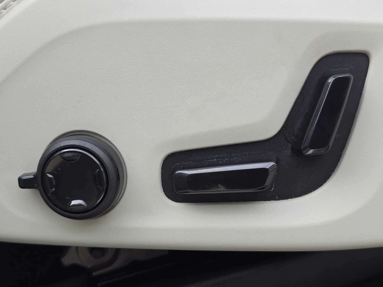 2024 Volvo XC90 Recharge Plug-In Hybrid Ultimate Bright Theme